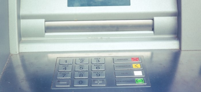 -a010-markuss-0709 Moins rentables, concurrencés par le mobile, les distributeurs automatiques de billets sont de moins en moins nombreux.
L’affaire parait entendue : le développement de la banque sur mobile va toujours plus limiter…