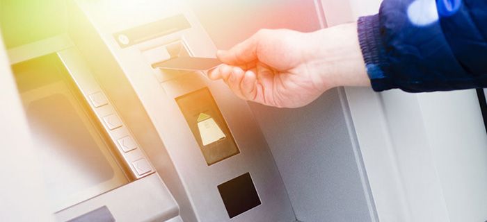 auriga-Mann-Geldautomat Die Deutschen bezahlen nach wie vor am liebsten bar. Im Durchschnitt hebt jeder Deutsche 42 mal pro Jahr Geld ab und die elektronischen Zahlmethoden haben es noch immer schwer sich…
