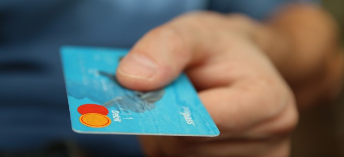 bank-banking-blue-50987 Alors que les banques réévaluent leur parc de distributeurs automatiques afin d’en diminuer le nombre, la question de l’accès au cash pour le grand public se soulève.
Le paysage bancaire est…