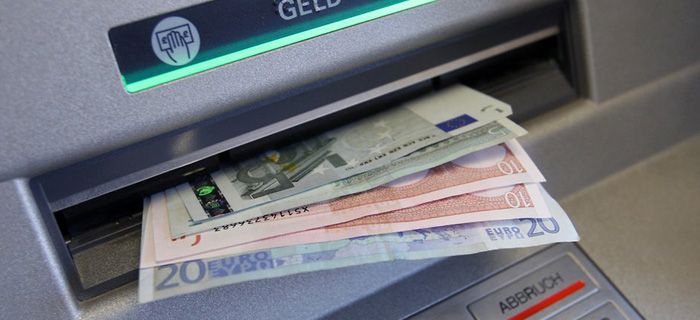 geldautomat-gebuehren Cash-Management ist kostenintensiv und für jede Auszahlung an einem institutsfremden Geldautomaten zahlen Banken Gebühren, unabhängig vom abgehobenen Betrag. Daher haben bereits einige der großen Direktbanken, wie comdirect und ING-Diba, einen…